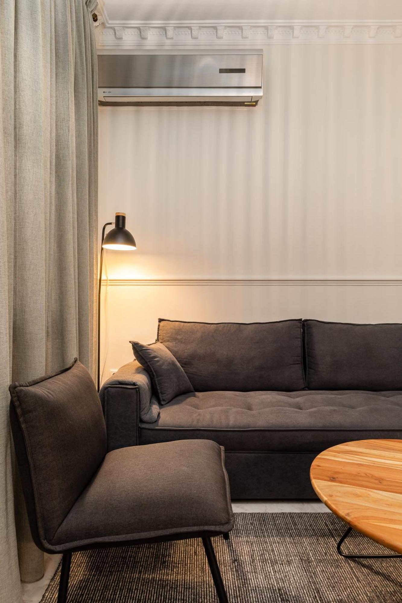 Coco By Halu! : Neoclassical With Balcony Apartment